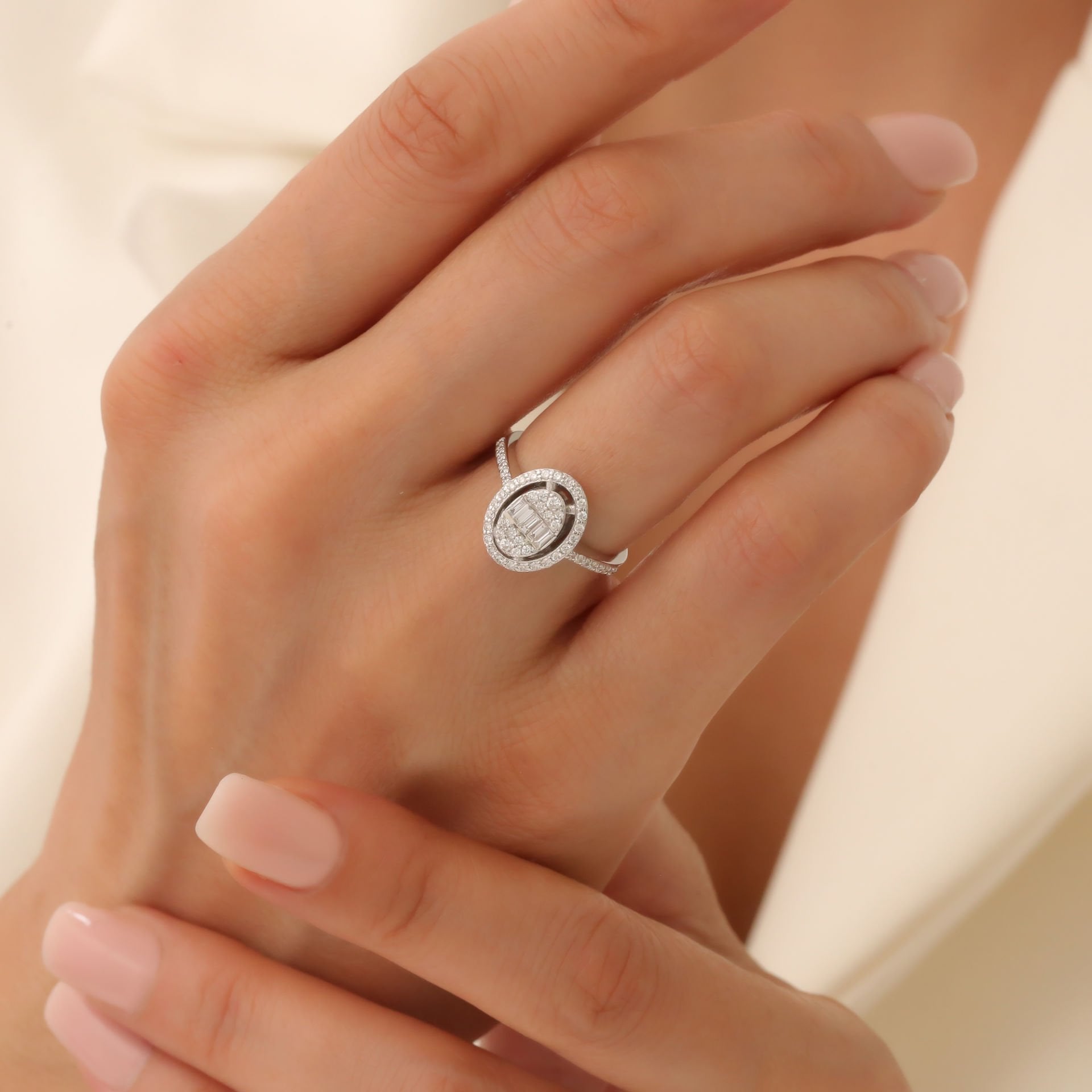 Oval Form Baget Kesim Pırlantalı Yüzük