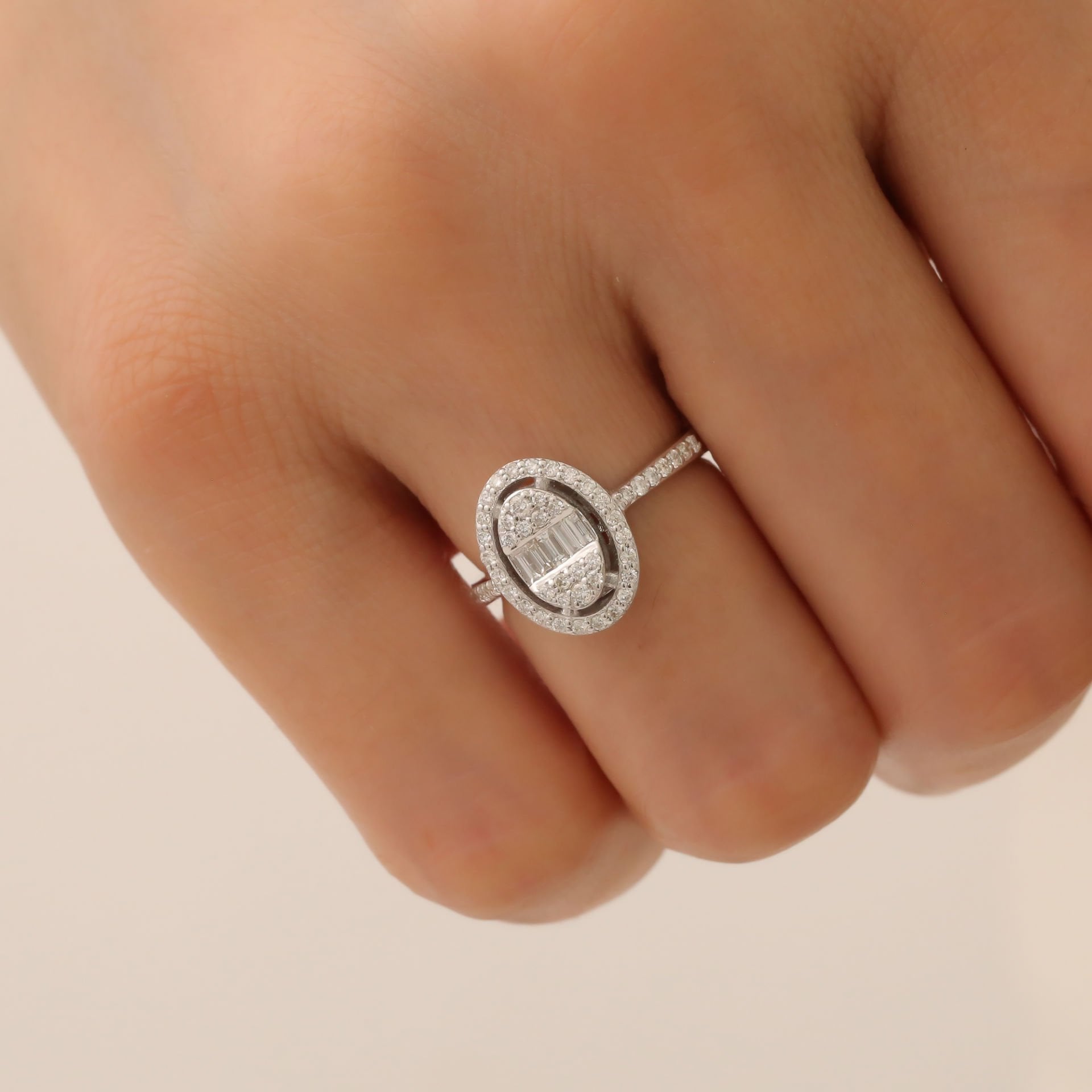 Oval Form Baget Kesim Pırlantalı Yüzük