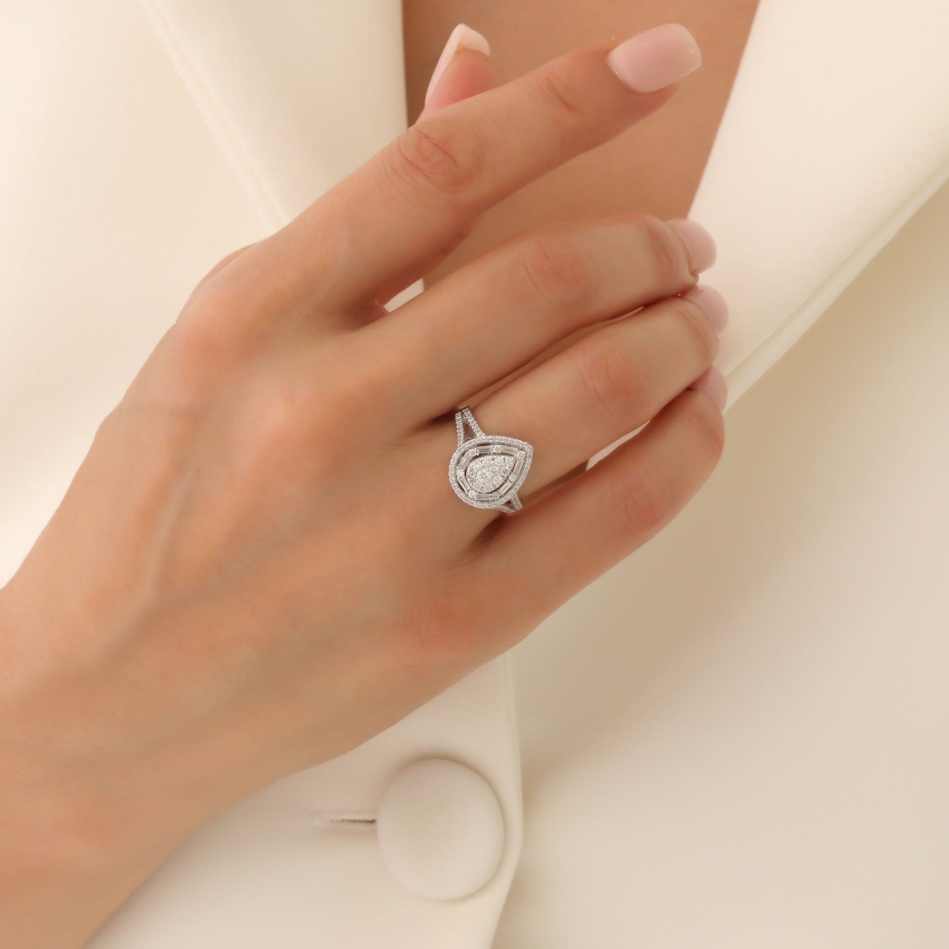 Damla Formlu Baget Kesim Pırlantalı Yüzük