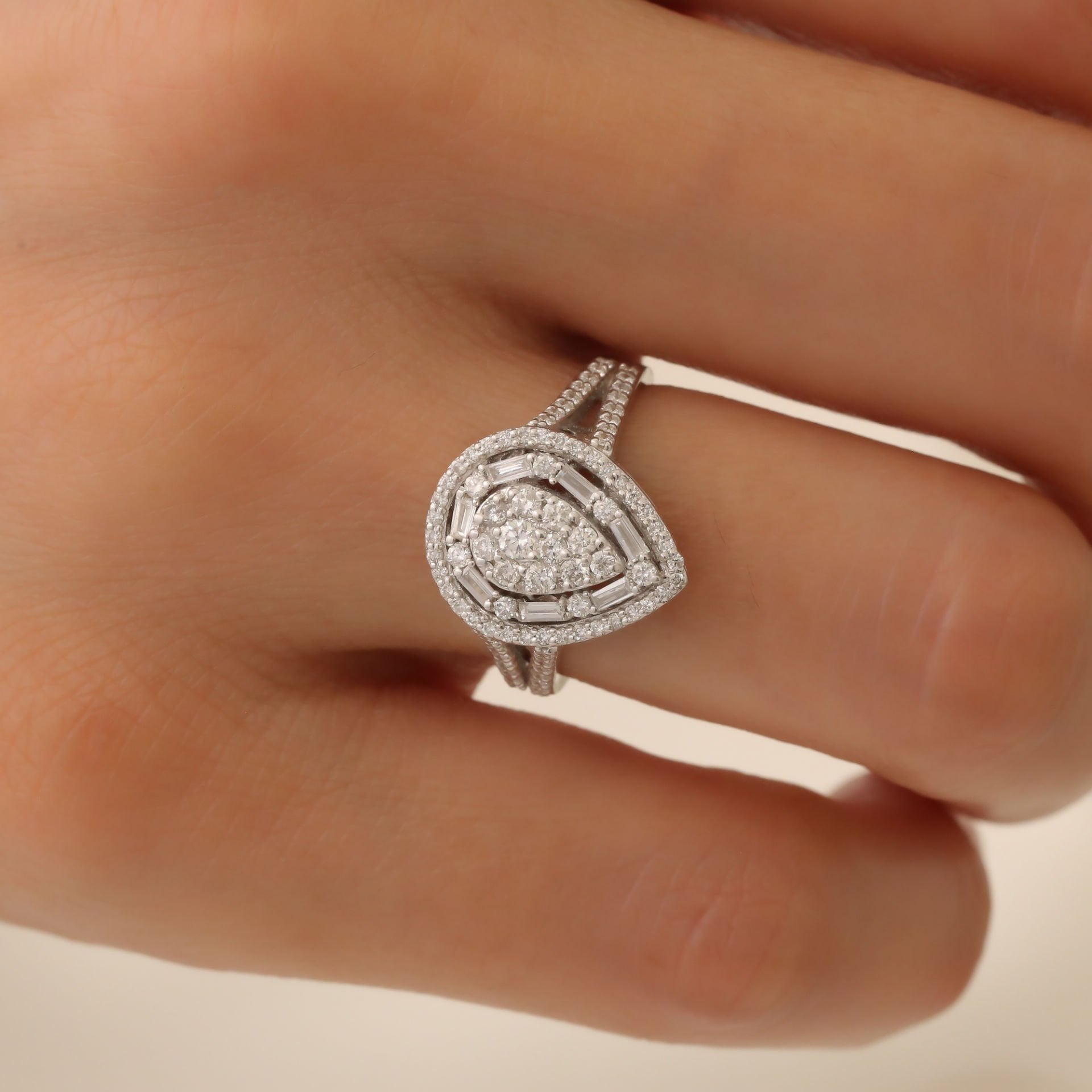 Damla Formlu Baget Kesim Pırlantalı Yüzük