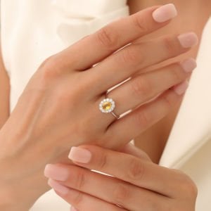Oval Kesim Sarı Safir Taşlı Pırlantalı Beyaz Altın Yüzük