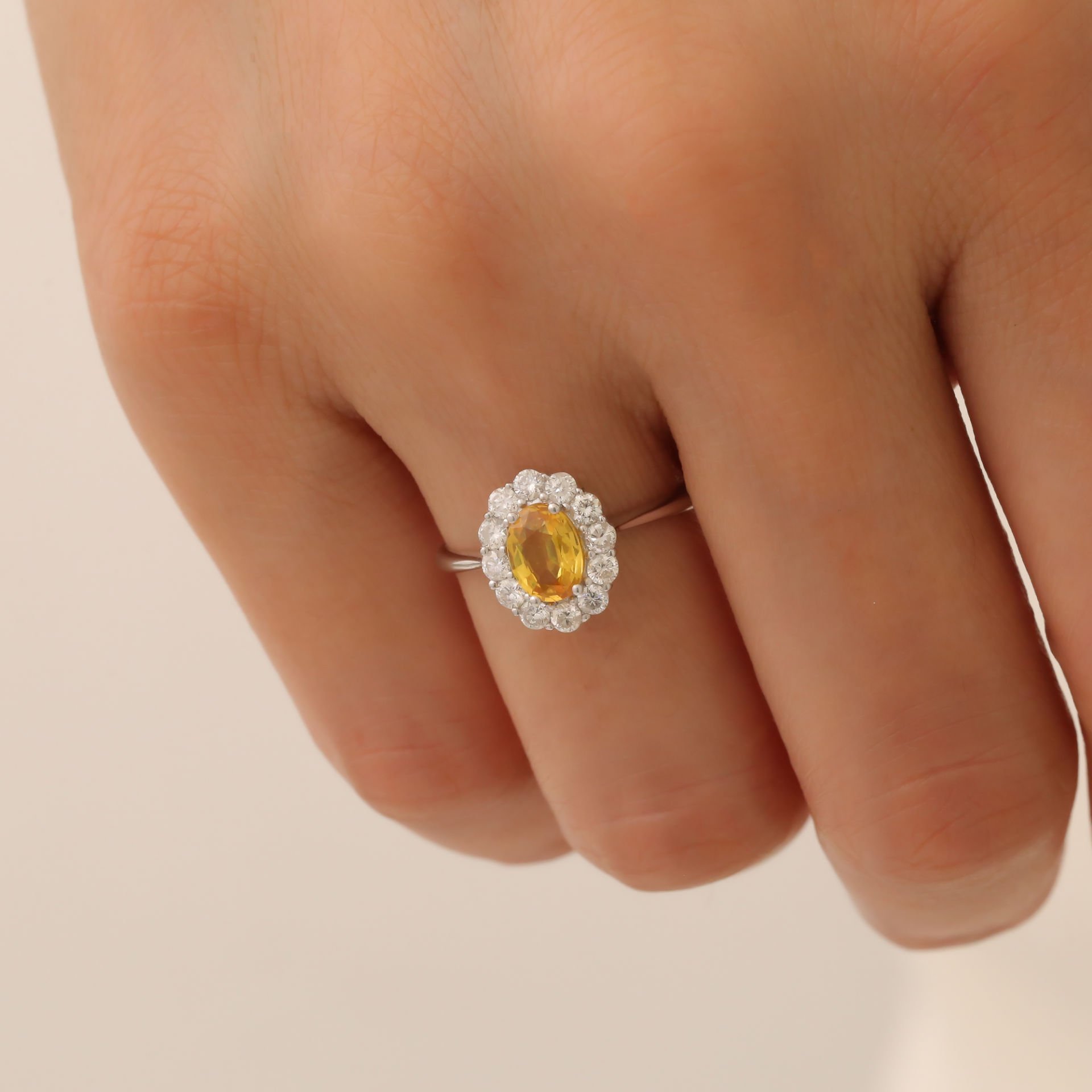 Oval Kesim Sarı Safir Taşlı Pırlantalı Beyaz Altın Yüzük