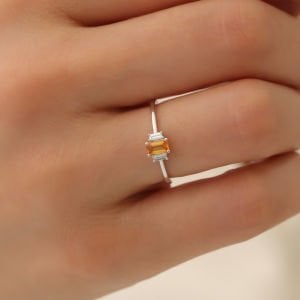 Pırlantalı Kehribar Renkli Baget Safir Yüzük