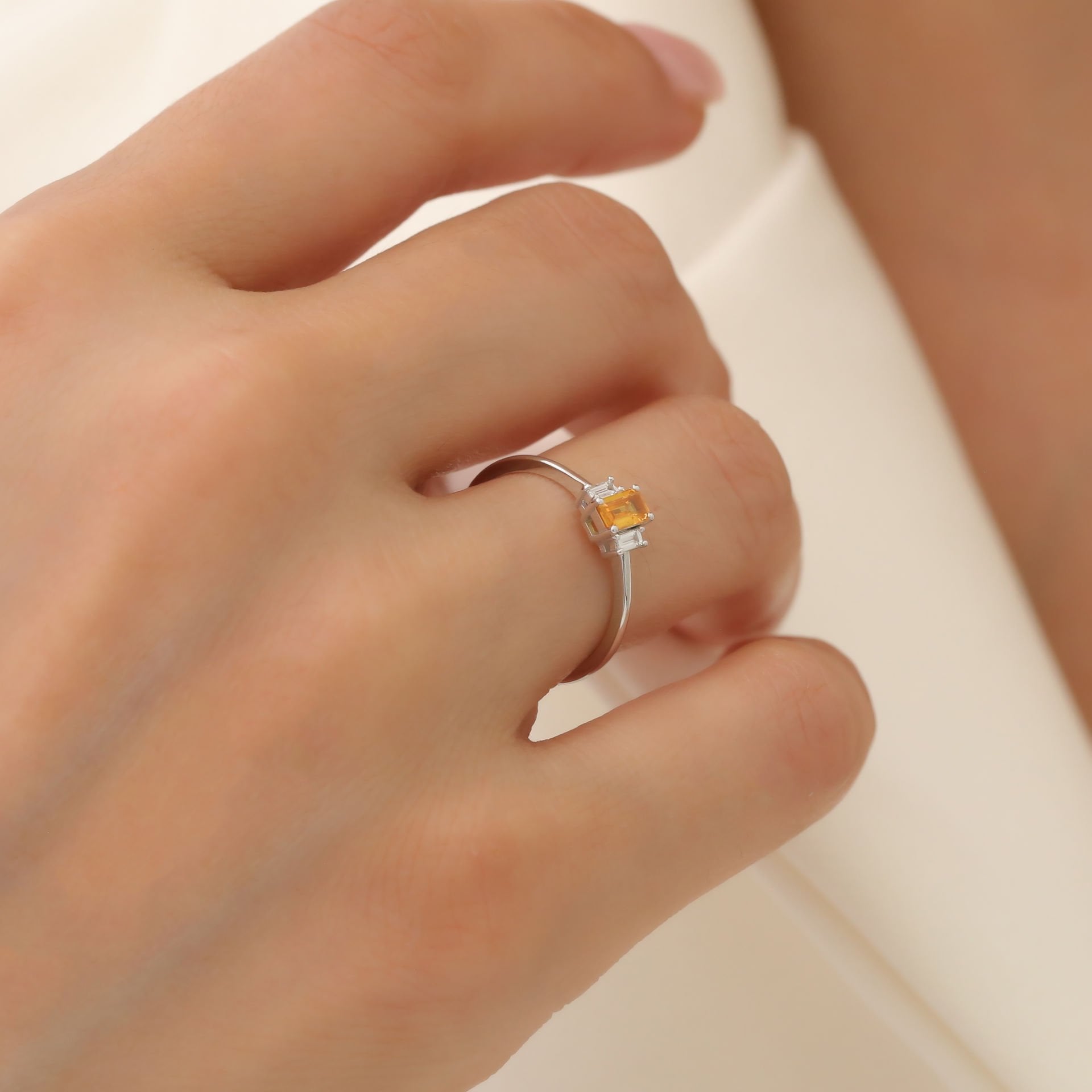 Pırlantalı Kehribar Renkli Baget Safir Yüzük