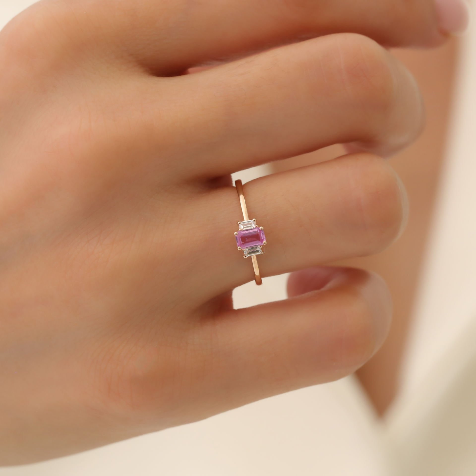 Pembe Renkli Safir Taşlı Baget Pırlantalı Yüzük