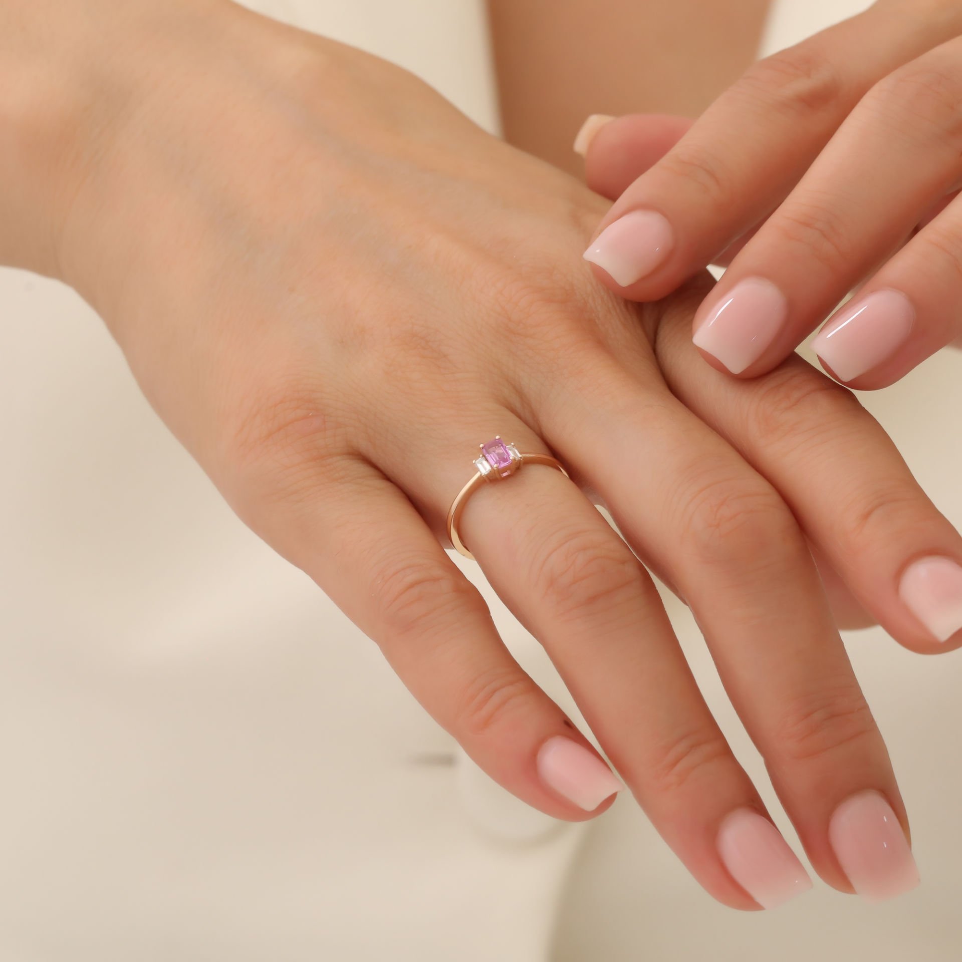Pembe Renkli Safir Taşlı Baget Pırlantalı Yüzük