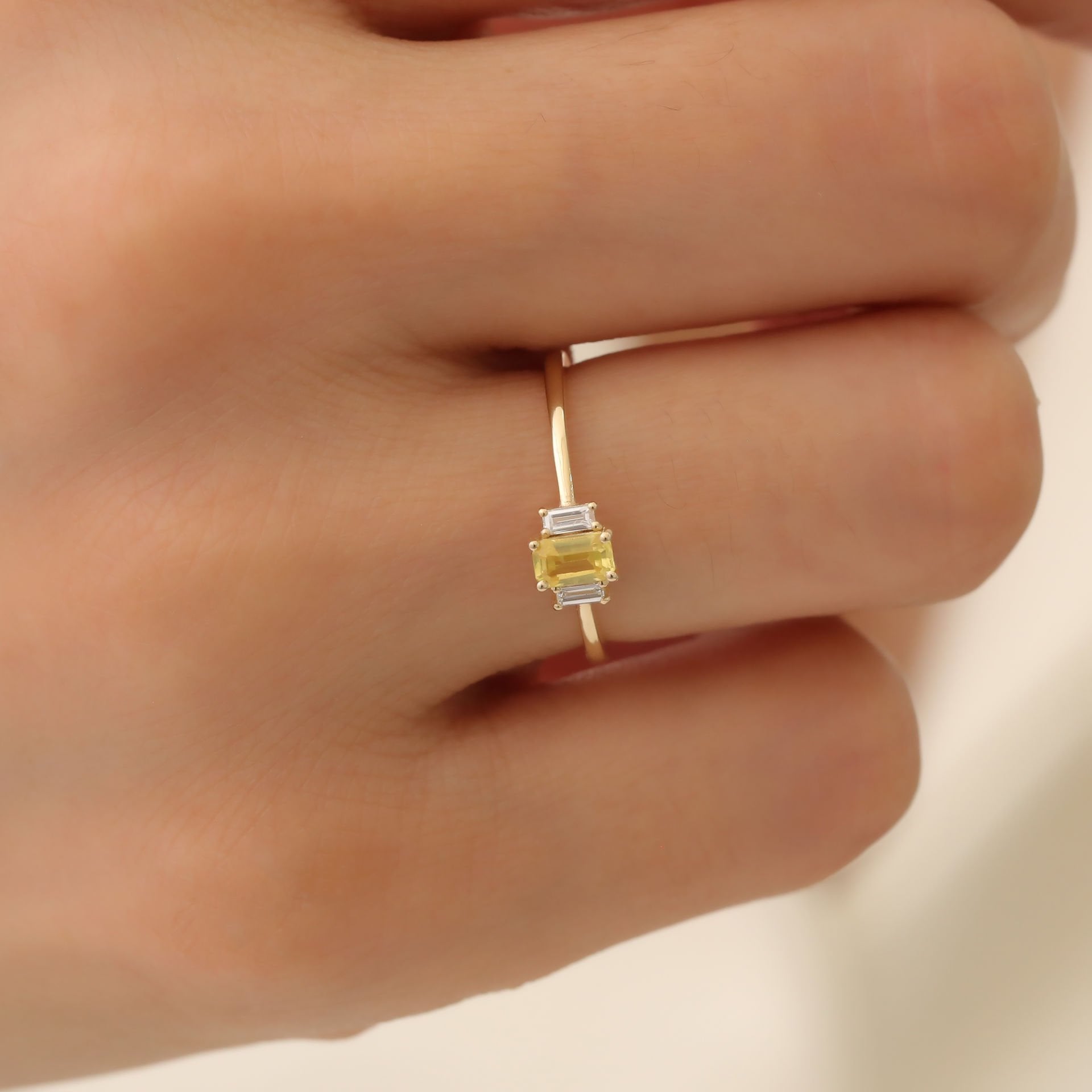 Pırlantalı Limon Sarısı Renkli Baget Safir Yüzük