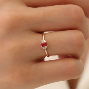 Kızıl Turuncu Renkli Safir Taşlı Baget Pırlantalı Yüzük