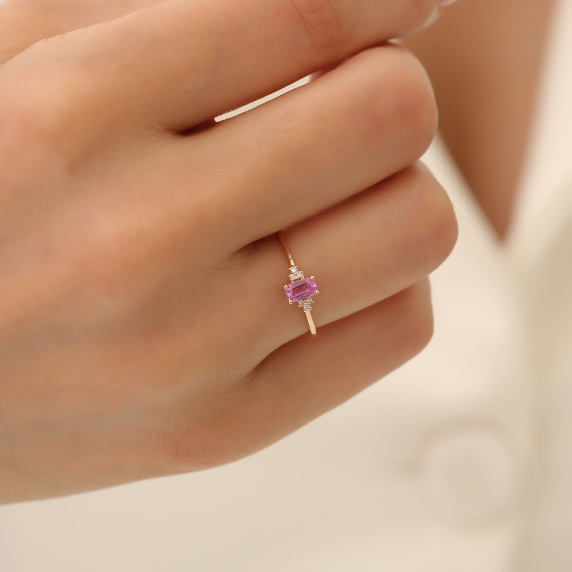 Pırlantalı Pembe Renkli Baget Safir Yüzük