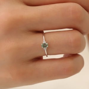 Baget Kesim Yeşil Safir ve Pırlantalı Beyaz Altın Yüzük