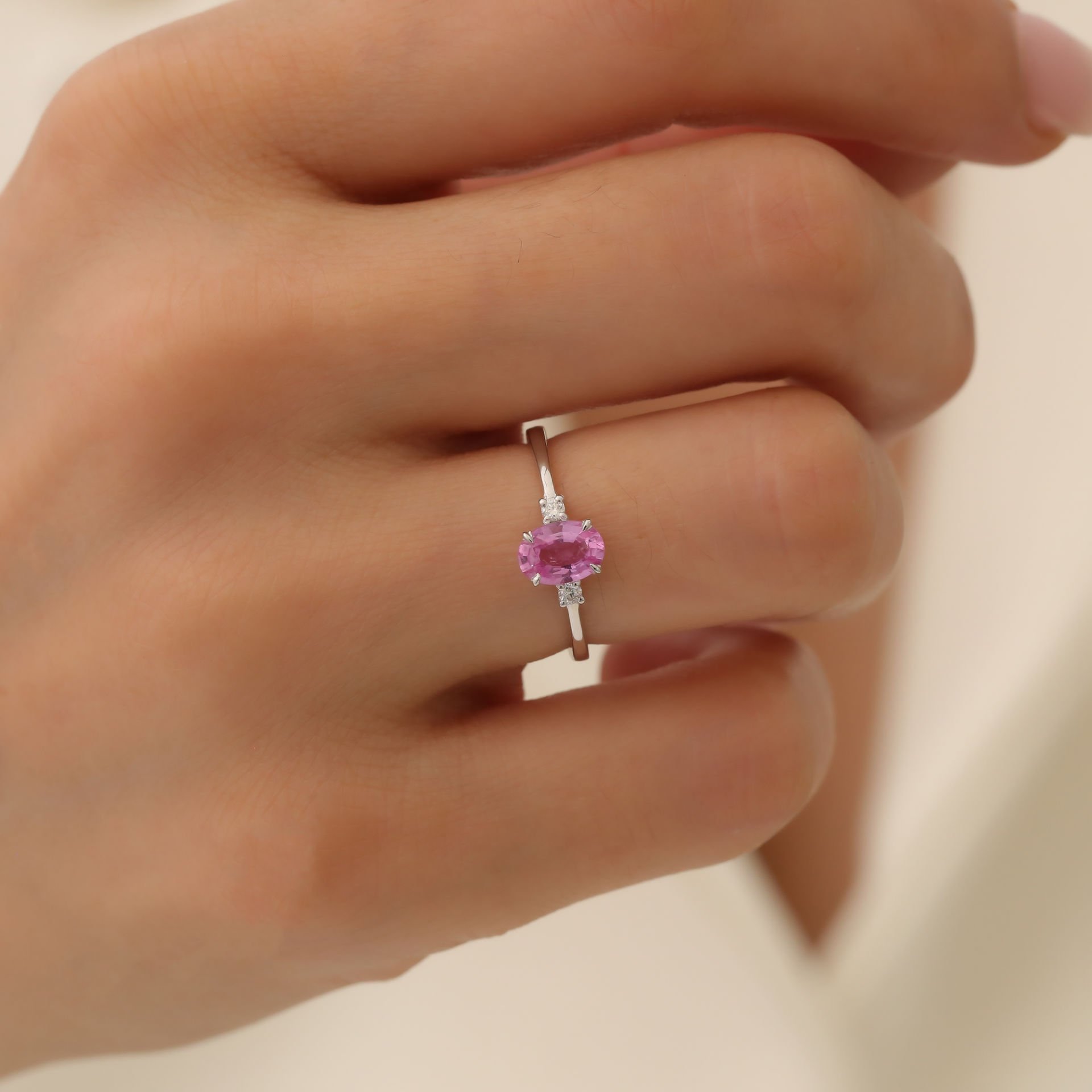 Oval Kesim Pembe Safir Taşlı Pırlantalı Beyaz Altın Yüzük