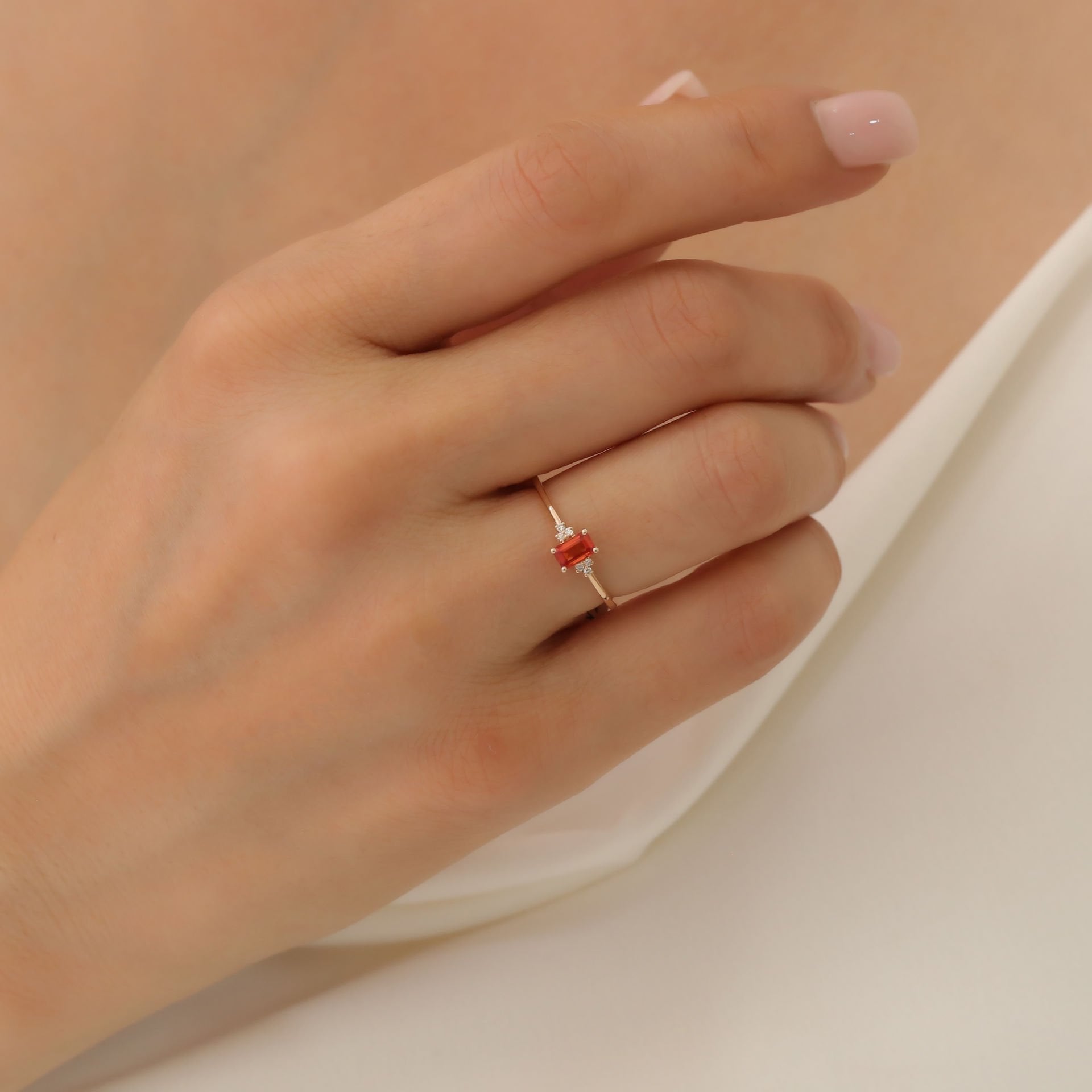 Pırlantalı Turuncu Renkli Baget Safir Yüzük