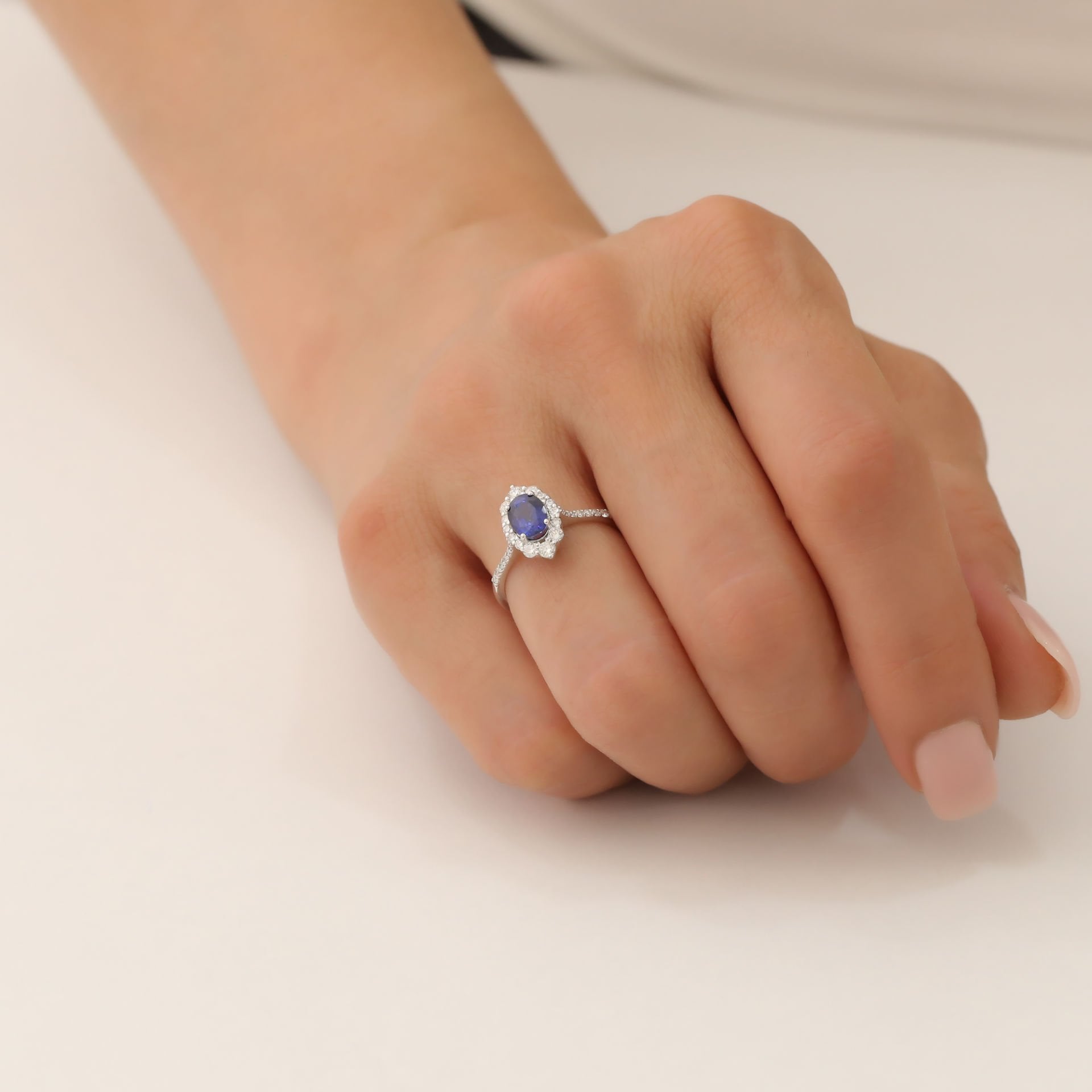 Pırlantalı Mavi Renkli Oval Safir Yüzük