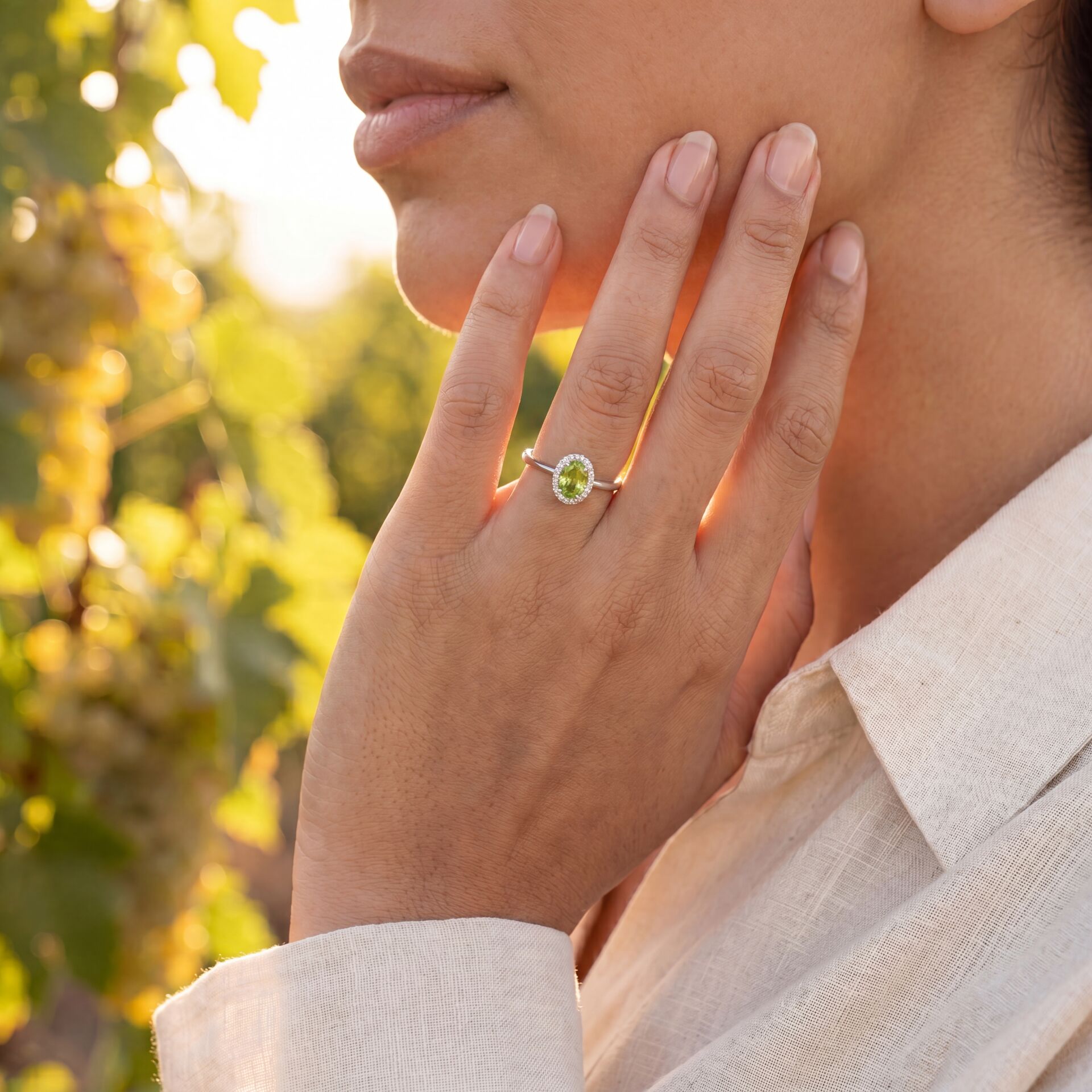 Oval Kesim Peridot Taşlı Pırlantalı Beyaz Altın Yüzük