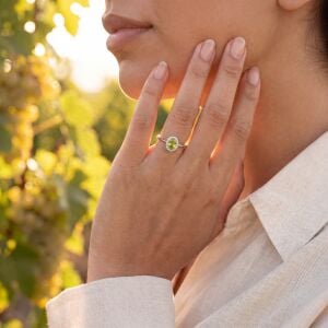 Oval Kesim Peridot ve Pırlantalı Beyaz Altın Yüzük